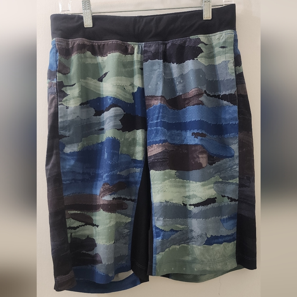 Lululemon‎ Athletica Men's Camouflage Shorts with Gold Zipper